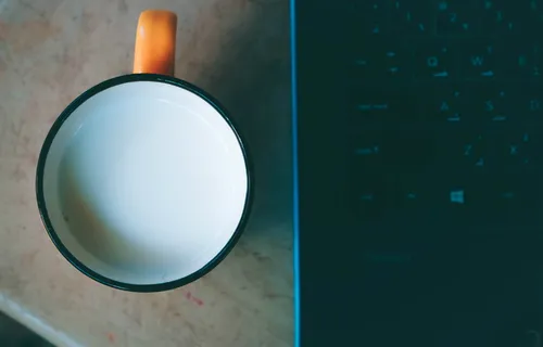 装满液体的陶瓷杯