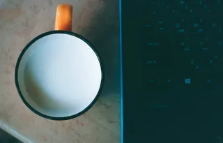 装满液体的陶瓷杯