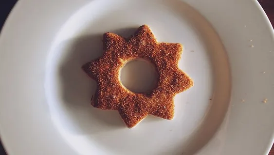 盘子上的棕色糕点 盘子上的棕色糕点
