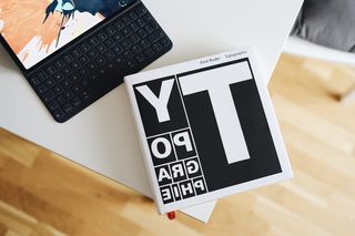 桌面带有对接键盘的太空灰色iPad