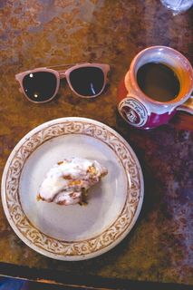 美国，*城，另一家碎蛋咖啡馆，肉桂包，佛罗里达，太阳镜，食物，餐