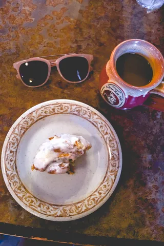 美国，*城，另一家碎蛋咖啡馆，肉桂包，佛罗里达，太阳镜，食物，餐