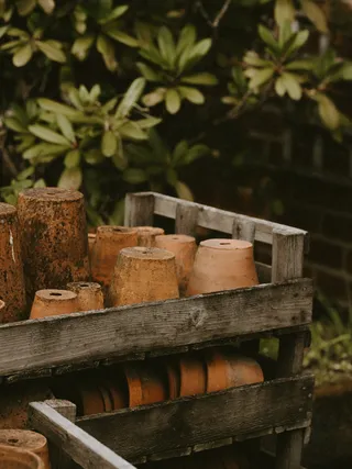 棕色粘土罐地块特写摄影