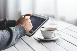 使用平板电脑的男人