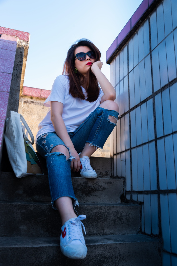 坐在楼梯上手提包旁边的女人