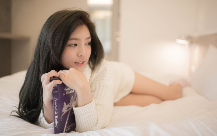 女人，穿着，白色，毛衣，躺着，床，女孩，书