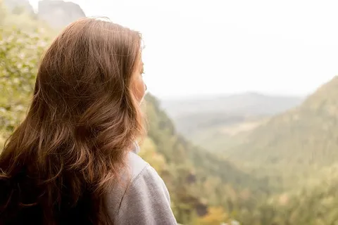 欣赏春山美景的年轻女孩 欣赏春山美景的年轻女孩