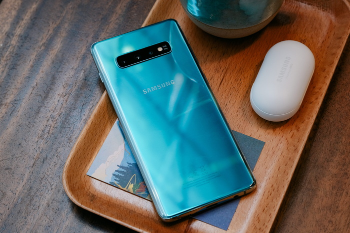 棕色木制托盘上的蓝色三星智能手机