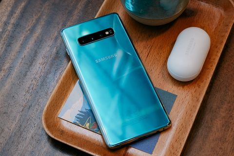 棕色木制托盘上的蓝色三星智能手机