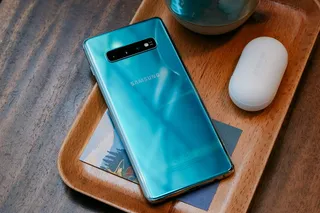 棕色木制托盘上的蓝色三星智能手机