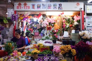 穿紫色衬衫的女人