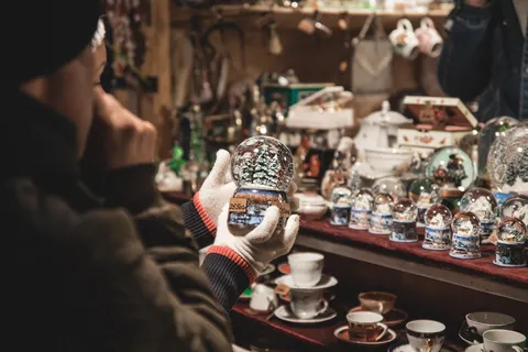 人, 举行, 雪球, 装饰, 装修, 雪球, 圣诞节, 年份 人, 举行, 雪球, 装饰, 装修, 雪球, 圣诞节, 年份
