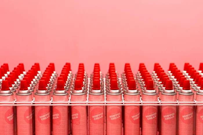 红色喷雾瓶很多