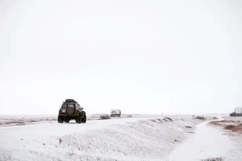 棕色,suv,道路,白天,雪,冬天,白色,寒冷 棕色,suv,道路,白天,雪,冬天,白色,寒冷
