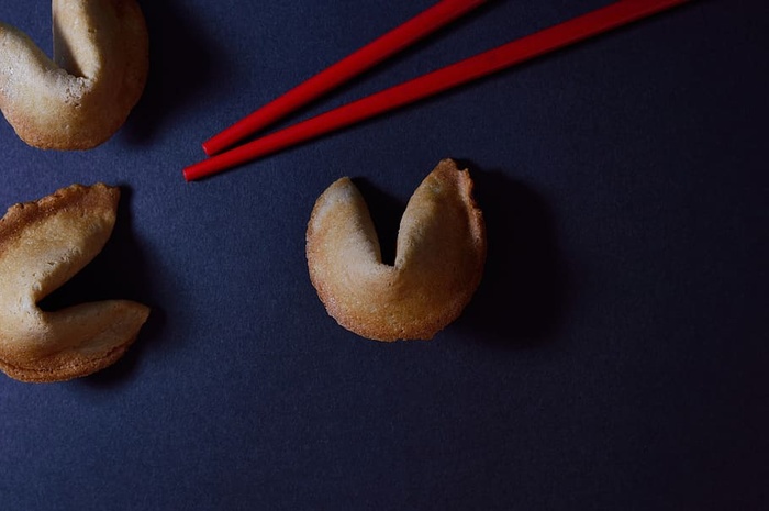 红筷子旁边的烤糕点