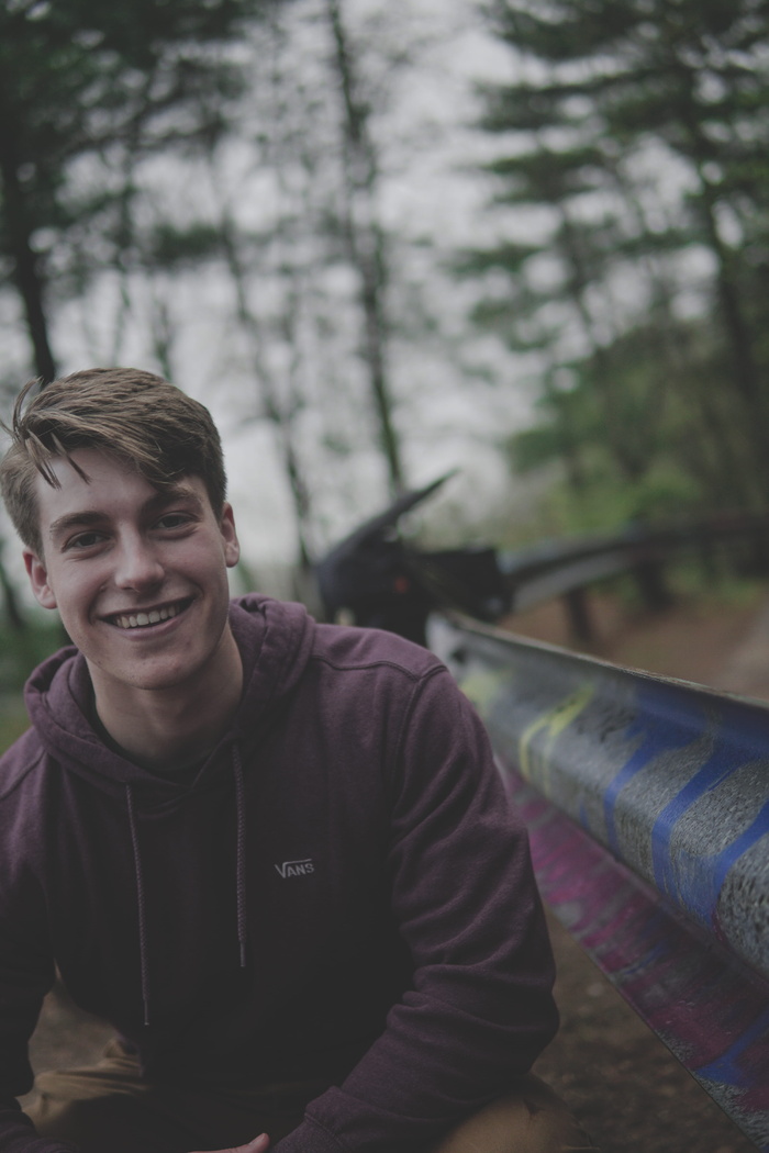 一个人，肖像，微笑，树，看相机，休闲活动，聚焦前景，幸福