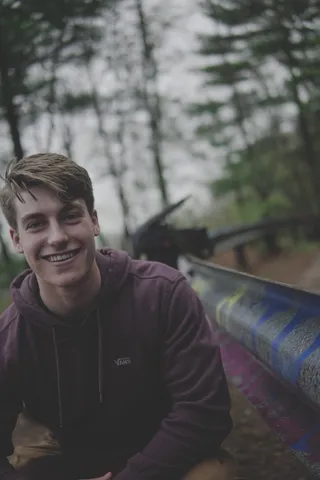 一个人，肖像，微笑，树，看相机，休闲活动，聚焦前景，幸福