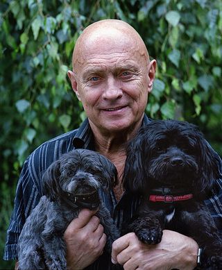 男子，黑色，细条纹衬衫，携带，小狗，老人，狗，小狗