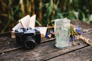 彩色烟雾弹、书籍和老式相机