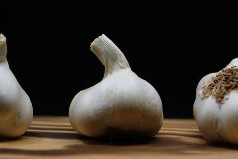 大蒜，砧板，白色，黑色，木质砧板，食品，草药，黑色背景