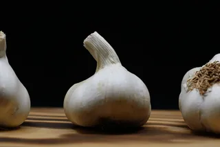 大蒜，砧板，白色，黑色，木质砧板，食品，草药，黑色背景