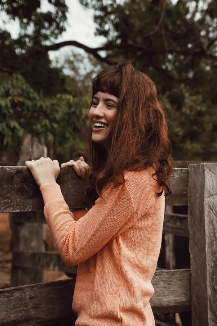 拥抱木栅栏的女人