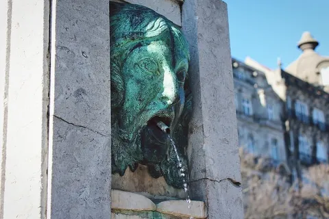 葡萄牙,波尔图,嘴巴,水,韭菜,舌头,恐怖,令人毛骨悚然 葡萄牙,波尔图,嘴巴,水,韭菜,舌头,恐怖,令人毛骨悚然