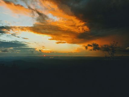 橙色和灰色的云