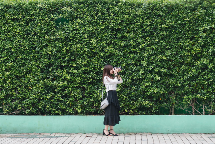 穿着黑白服装拍照的女人