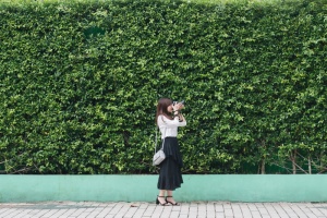 穿着黑白服装拍照的女人