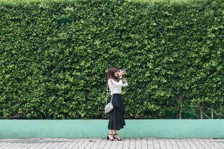 穿着黑白服装拍照的女人