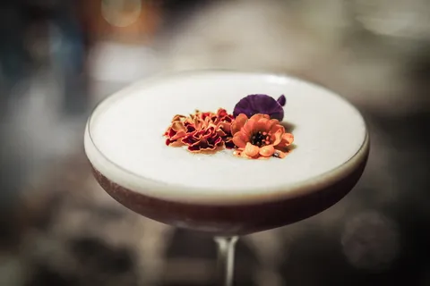 浅焦玻璃杯照片