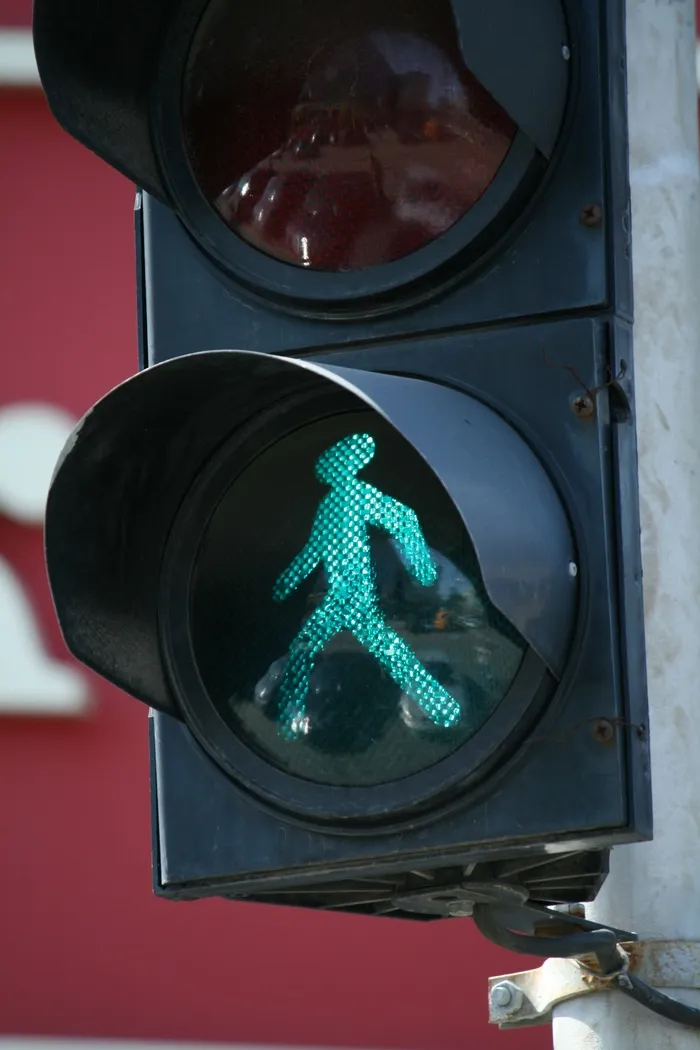 交通、绿色、人、允许、正向、红绿灯、街道、道路标志