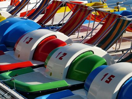 脚踏船，靴子，五颜六色，彩色，无人，红色，白天，交通