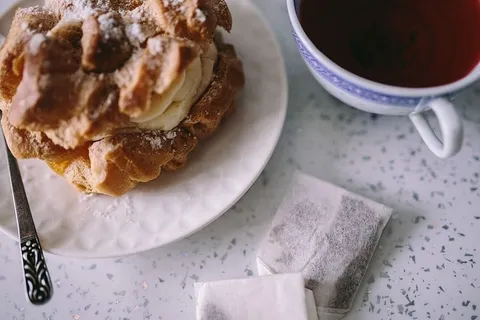 咖啡、T恤和奶油泡芙 咖啡、T恤和奶油泡芙
