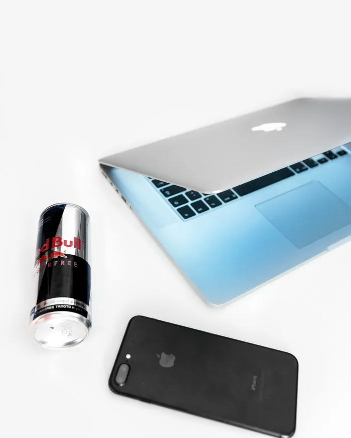 黑色iPhone 7 Plus旁边的银色MacBook