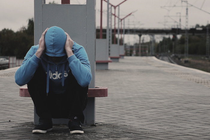 person，蓝色，阿迪达斯拉链连帽衫，Siting，post，daytime，阿迪达斯，火车站