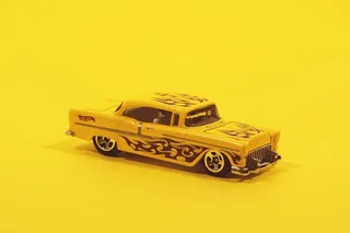 黄色和黑色轿跑车比例模型