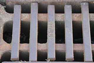 沟壑、道路尽头、天坑、入口格栅、铸铁、排水、道路排水