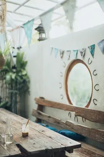 在乡村长椅和桌子后面的镜子 在乡村长椅和桌子后面的镜子