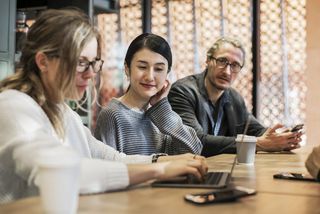 亚洲人、白种人、开朗、同事、电脑、注意力集中、连接、数字设备