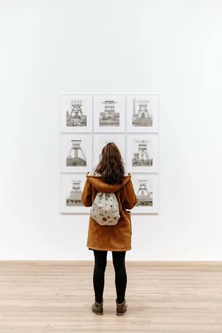 艺术，女性，女孩，女士，长相，墙壁，站立，一个人