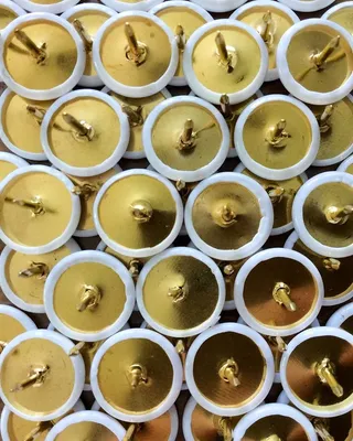 图钉，钉子，图钉，黄金，静物，无人，室内，全框架