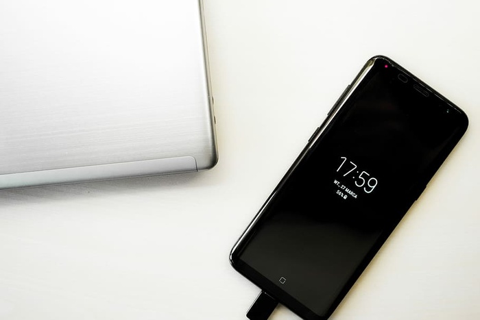 桌子上的黑色三星Galaxy S8