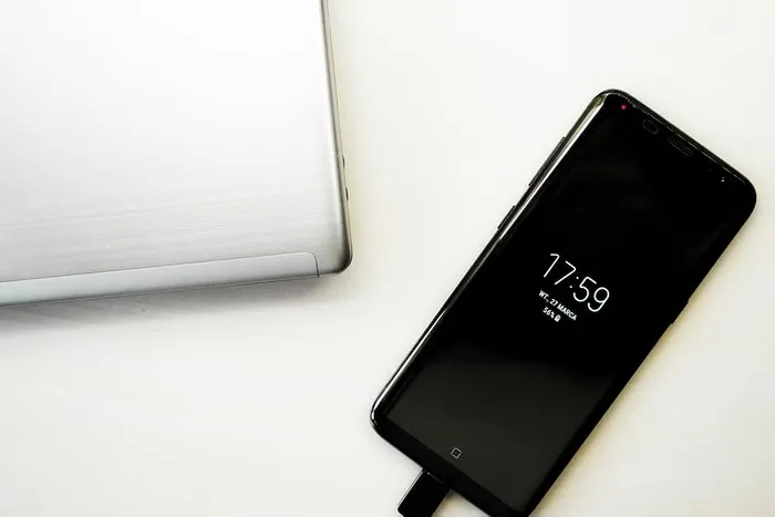 桌子上的黑色三星Galaxy S8