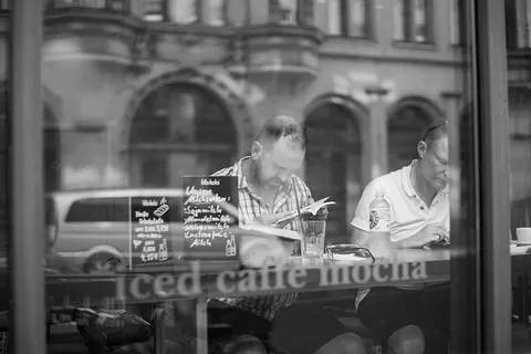 在大楼里看书的人