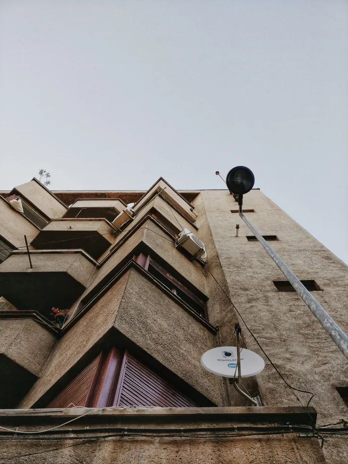 灯柱附近的棕色混凝土建筑