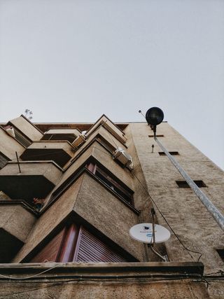 灯柱附近的棕色混凝土建筑