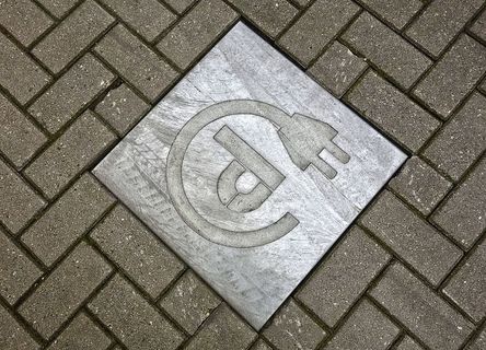 灰色，收费停车牌瓷砖，瓷砖，街道，人行道，人行道，石头，符号