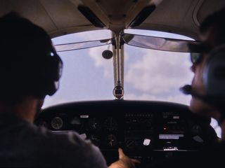 驾驶飞机的人，无标题，驾驶舱，飞行员，飞行，耳机，飞机，运输